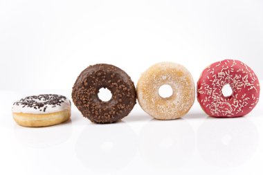 Beyaz arka plan üzerinde taze izole çörek