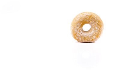 Beyaz arka plan üzerinde taze izole çörek