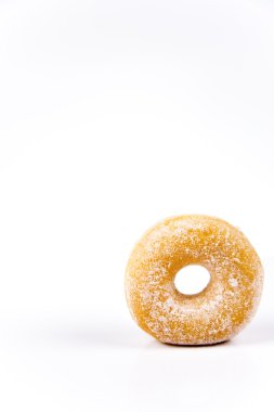 Beyaz arka plan üzerinde taze izole çörek