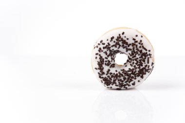 Beyaz arka plan üzerinde taze izole çörek