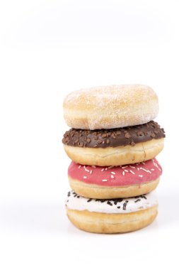 Beyaz arka plan üzerinde taze izole çörek