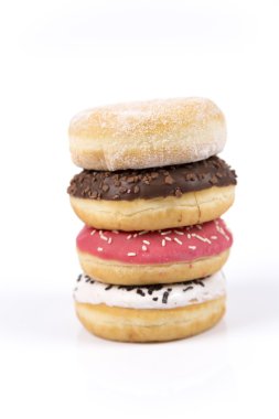 Beyaz arka plan üzerinde taze izole çörek