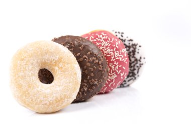 Beyaz arka plan üzerinde taze izole çörek