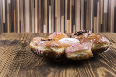 Ahşap masa üzerinde taze jummy çörek