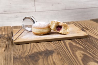 Ahşap masa üzerinde taze jummy çörek