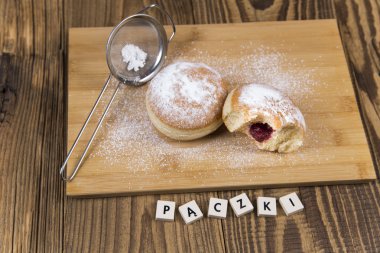 Ahşap masa üzerinde taze jummy çörek