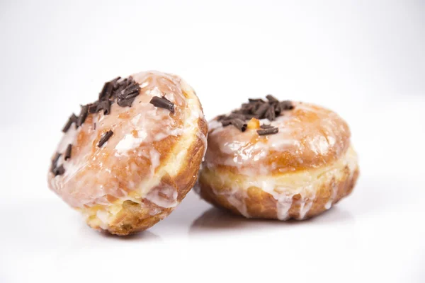 흰색 배경에 고립 된 신선한 jummy 도넛 — 스톡 사진