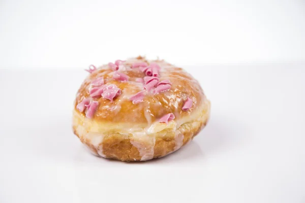 白色背景上的孤立的新鲜 jummy 甜甜圈 — 图库照片