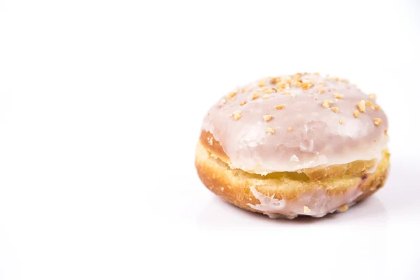 Свежие пончики на белом фоне — стоковое фото