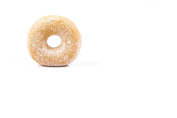 Свежие изолированные пончики на белом фоне — стоковое фото