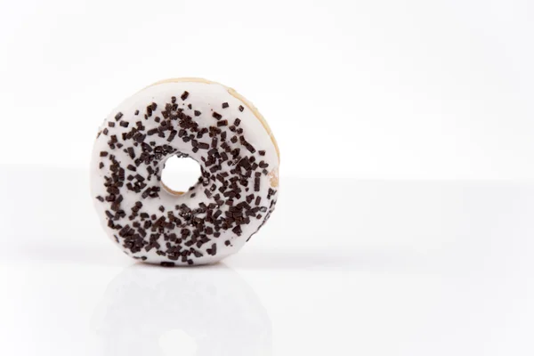 Свежие изолированные пончики на белом фоне — стоковое фото