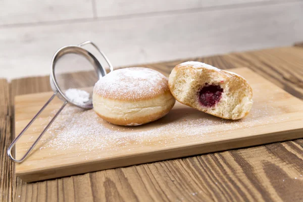 木制的桌子上新鲜 jummy 甜甜圈 — 图库照片