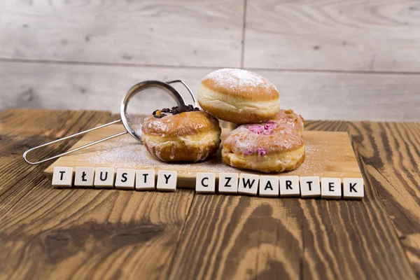Donuts jummy frescos sobre mesa de madera — Foto de Stock