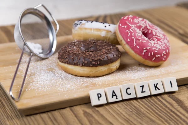 나무 테이블에 신선한 jummy 도넛 — 스톡 사진