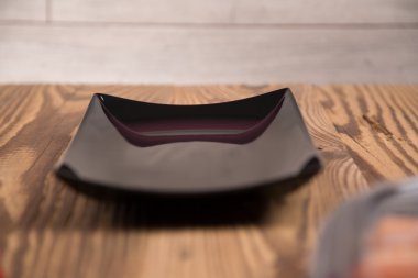 Taze Japon lezzetli suşi rulo set çubuklarla masaya