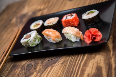 Taze Japon lezzetli suşi rulo set çubuklarla masaya