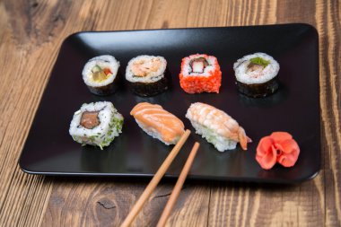 Taze Japon lezzetli suşi rulo set çubuklarla masaya