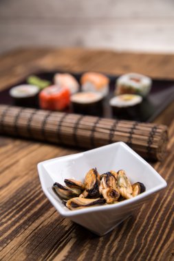 Taze Japon lezzetli suşi rulo set çubuklarla masaya