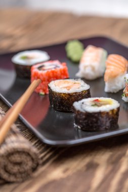 taze Japon lezzetli suşi rulo set çubuklarla ahşap ta