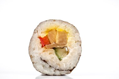 Suşi parçaları koleksiyonu, beyaz arkaplanda izole.