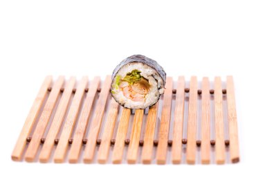 Suşi parçaları koleksiyonu, beyaz arkaplanda izole.