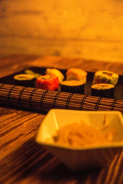 Fresco japonés sabroso juego de rollos de sushi con palillos en la mesa — Foto de Stock