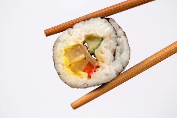 Sushi-Rolle mit Bambusstäbchen isoliert auf weißem Hintergrund — Stockfoto