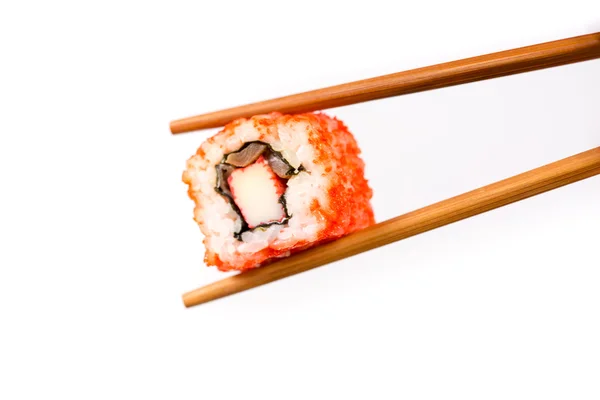 Sushi-Rolle mit Bambusstäbchen isoliert auf weißem Hintergrund — Stockfoto