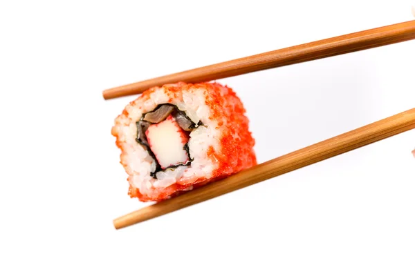 Rotolo di sushi con bacchette di bambù isolate su sfondo bianco — Foto Stock