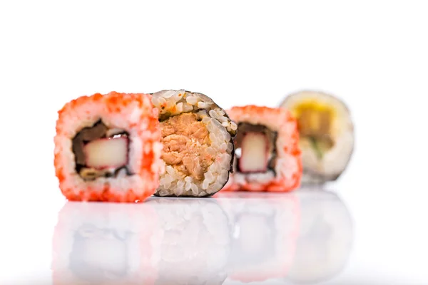 Colección de piezas de sushi, aisladas sobre fondo blanco —  Fotos de Stock