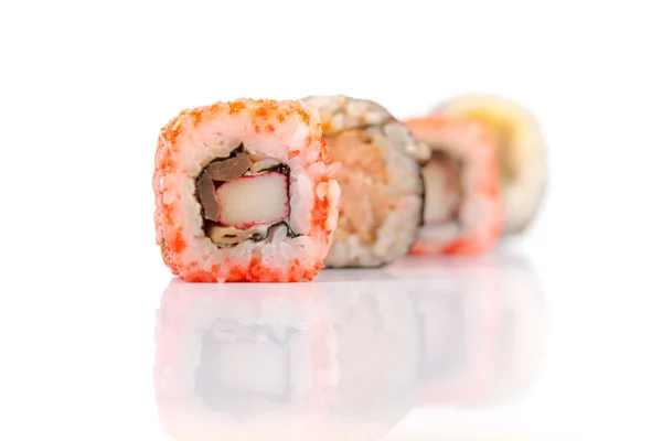 Συλλογή κομματιών σούσι, απομονωμένη σε λευκό φόντο — Φωτογραφία Αρχείου