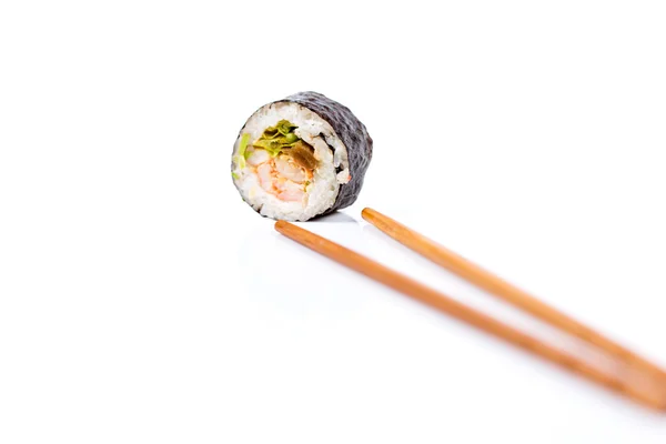 Sammlung von Sushi-Stücken mit Bambusstäbchen, isoliert auf weißem Grund — Stockfoto