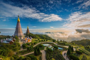 Inthanon dağ, Chiang üst kısmında iki pagoda peyzaj 