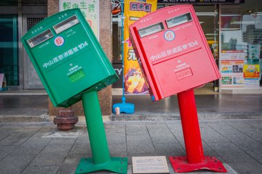 İki mailboxeswere son tayfun Soudelor tarafından zarar görmüş.