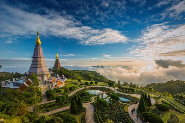 Paisaje de dos pagoda en la cima de la montaña Inthanon, Chiang —  Fotos de Stock