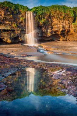 Melasti Beach, Bali, Indon, plaja yakın güzel şelale