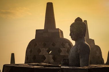 Borobudur veya Barabudur, tapınak J içinde açık stupa Buda heykeli