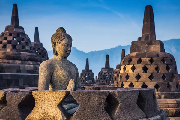 Antika Buddhastatyn och stupa på Borobudur templet i Yogyakart — Stockfoto