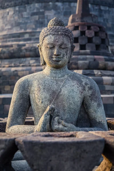 Ancient Buddha statue and stupa at Borobudur temple in Yogyakart — Stock Photo, Image