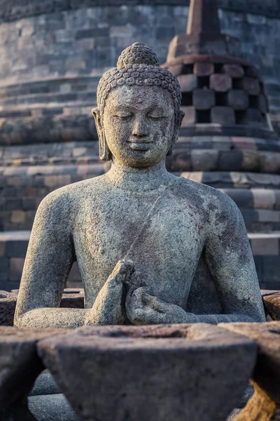 Antika Buddhastatyn och stupa på Borobudur templet i Yogyakart — Stockfoto