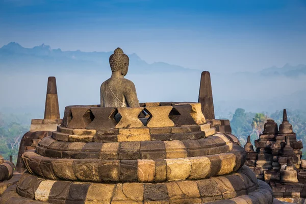 Starověké socha Buddhy a stúpa Borobudur Temple v Yogyakart — Stock fotografie