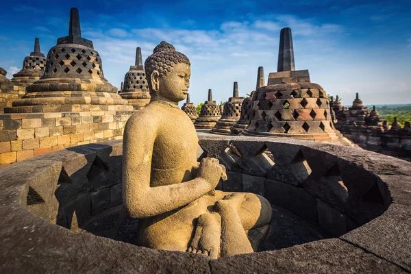 Socha Buddhy v chrámu Borobudur, ostrově Jáva, Indonésie. — Stock fotografie