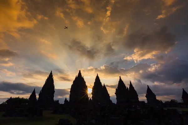 Pôr do sol no Templo Prambanan de Yogyakarta — Fotografia de Stock