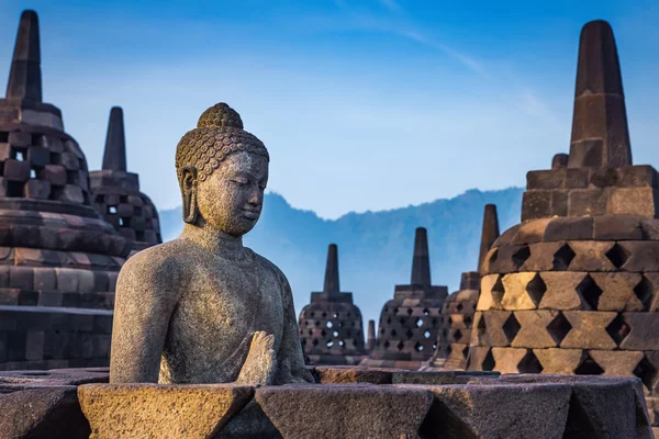 Standbeeld van Boedha in Borobudur tempel, eiland Java, Indonesië. — Stockfoto
