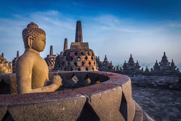 Socha Buddhy v chrámu Borobudur, ostrově Jáva, Indonésie. — Stock fotografie