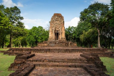 Tayland 'ın Petchaboon kentindeki Srithep antik kasabasının arkeolojik sahasındaki Prang Srithep harabeleri. Antik Draravati ve Khmer kültürünün M.S. 7.-13. yüzyıldaki etkisi..