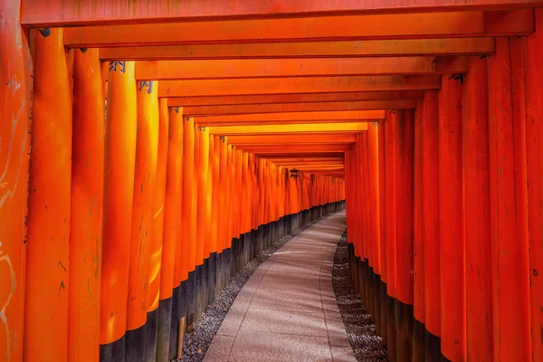 Tori czerwona brama fushimi inari sanktuarium w Kioto, Japonia — Zdjęcie stockowe