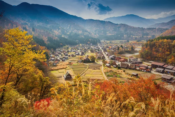 Shirakawa-go pueblo en la prefectura de Gifu, Japón — Foto de Stock