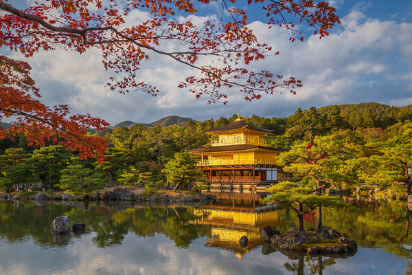 Золотой павильон храма Кинкакудзи в Японии
