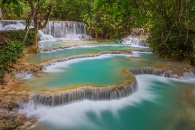 Mavi mineral su ile Kuang Si şelale 